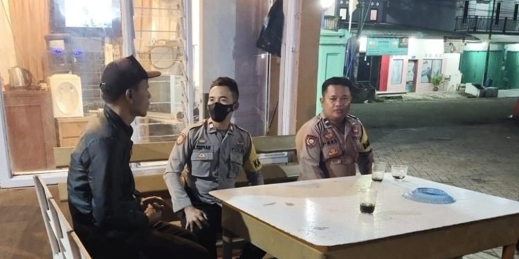 Personil Bhabinkamtibmas Sambangi dan silaturahmi petugas Jaga Malam
