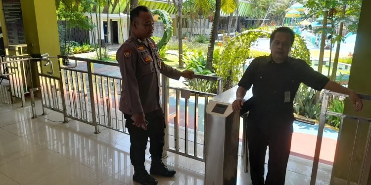 Personel Polsek Cibeber Polres Cilegon Polda Banten lakukan Patroli Wisata Kolam Renang