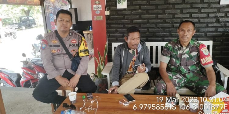 Jalin Kemitraan Bhabinkamtibmas Polsek Bayah Polres Lebak Bersama Babinsa Laksanakan Sambang Warga desa Sawarna