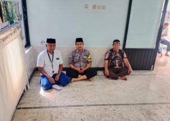 Peduli Antar Sesama, Bhabinkamtibmas Sambang Duka Ke Warga Yang Meninggal