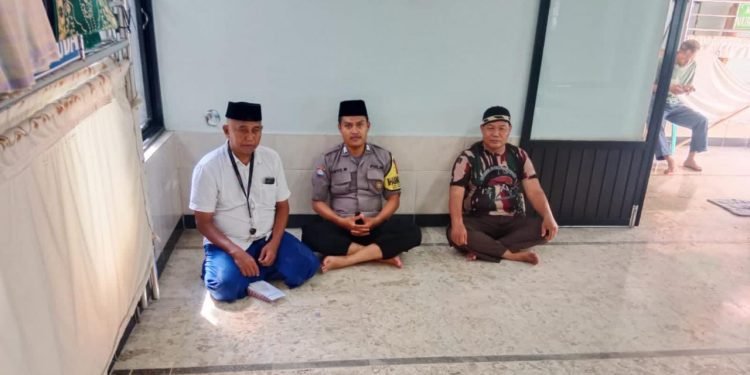 Peduli Antar Sesama, Bhabinkamtibmas Sambang Duka Ke Warga Yang Meninggal