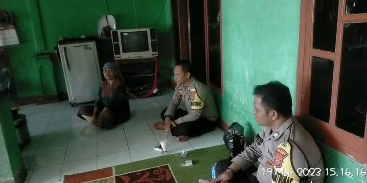 Menindaklanjuti Program Kapolri Quick Wins Presisi, Bhabinkamtibmas Polsek Cileles Polres Lebak Giat Sambang Ke Desa Binaan