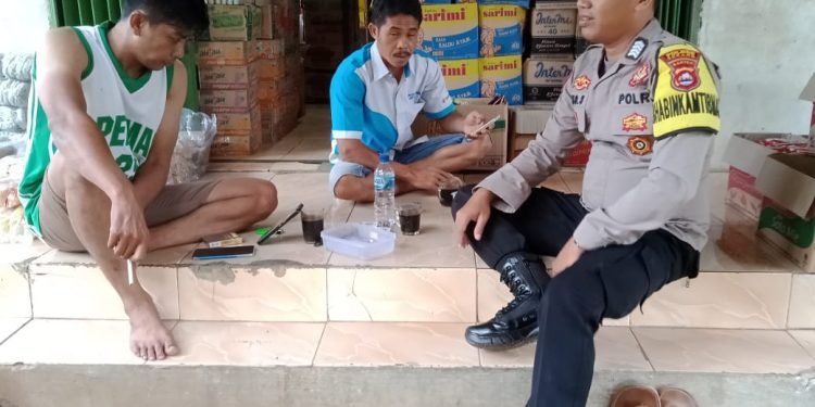Obralan Santai Bhabinkamtibmas Polsek Petir Polres Serang Dengan Kepala Desa Binaannya  Melalui “Yuk Ngopi Wae”