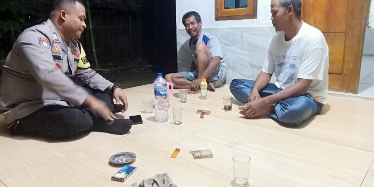 Sambang Desa Dengan Obrolan Santai Dengan Tokoh Masyarakat Oleh Bhabinkamtibmas Polsek Petir Polres Serang