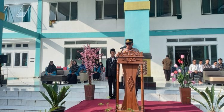 Kapolsek Petir Polres Serang Bertindak Sebagai Pembina Upacara Senin Pagi di Ponpes Shohibul Muslimin Tunjung Teja
