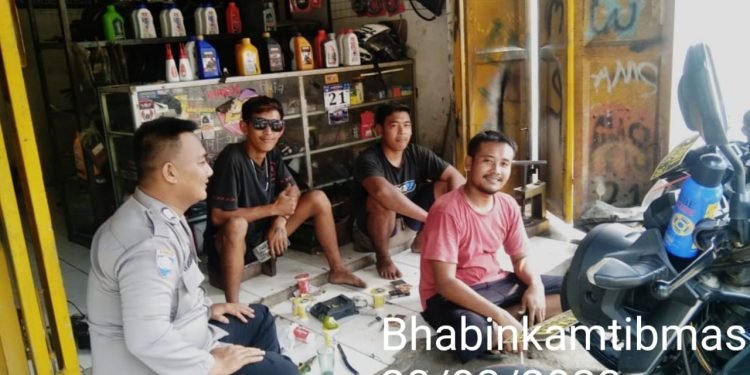 Bhabinkamtibmas Polsek Sajira Polres Lebak  Menindaklanjuti Program Quick Wins Presisi Kapolri “Sambang tokoh agama masyarakat dan tokoh pemuda”