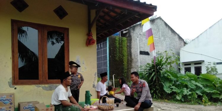 Bhabinkamtibmas Polsek Cibadak Polres Lebak Laksanakan Program Kapolda Banten “Yuk Ngopi Wae”