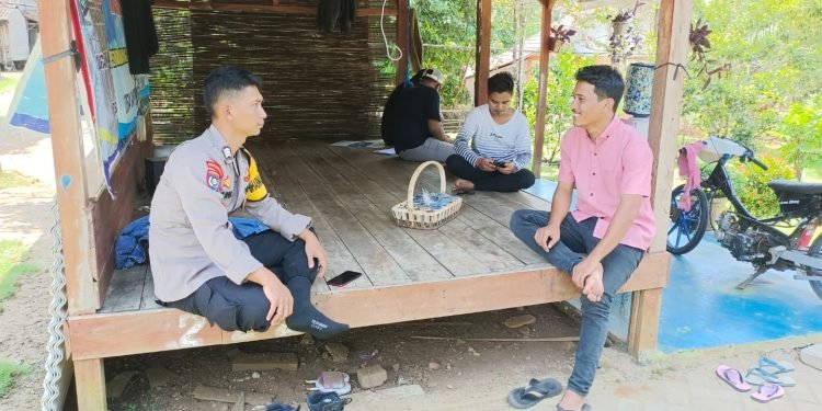 Bhabinkamtibmas Polsek Cijaku Polres Lebak Rutin Silaturahmi Dengan Masyarakat Desa Binaan.