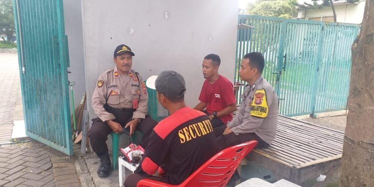 Lakukan Komunikasi aktif, Personil Polsek  Cibeber sambangi masyarakat lingkungan Perumnas Cibeber