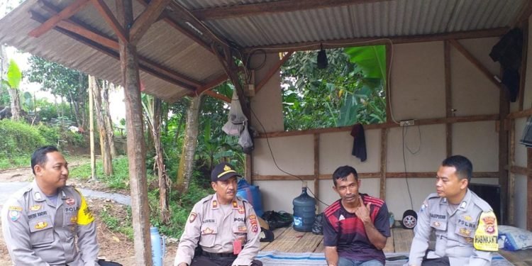 CEGAH GANGGUAN KAMTIBMAS PADA SIANG HARI ,ANGGOTA SAMAPTA POLSEK CIBEBER POLRES CILEGON POLDA BANTEN LAKSANAKAN PATROLI DI PEMUKIMAN BULAKAN CIBEBER