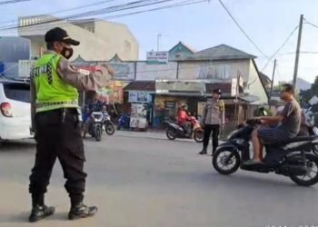 Cegah kecelakaan & kemacetan Lalulintas, personil Polsek Cibeber  Polres Cilegon Polda Banten berikan Pelayanan  Pengaturan Pagi dan Sore hari