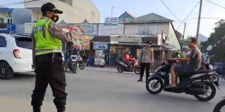 Cegah kecelakaan & kemacetan Lalulintas, personil Polsek Cibeber  Polres Cilegon Polda Banten berikan Pelayanan  Pengaturan Pagi dan Sore hari