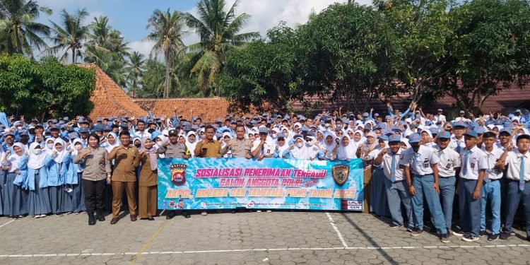 Datangi SMKN 2,Bhabinkamtibmas Polsek Ciwandan Polres Cilegon Polda Banten Sosialisasi Penerimaan Anggota Polri