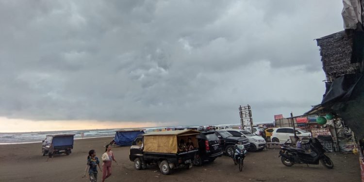 Jelang Ramadhan, Polsek Malingping Polres Lebak Patroli Wisata Pantai Bagedur