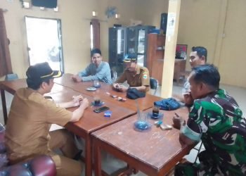 Sinergis 3 pilar, Bhabinkamtibmas Polsek Cikulur Polres Lebak bersama Babinsa melaksanakan sambang silaturahmi dengan Perangkat Desa