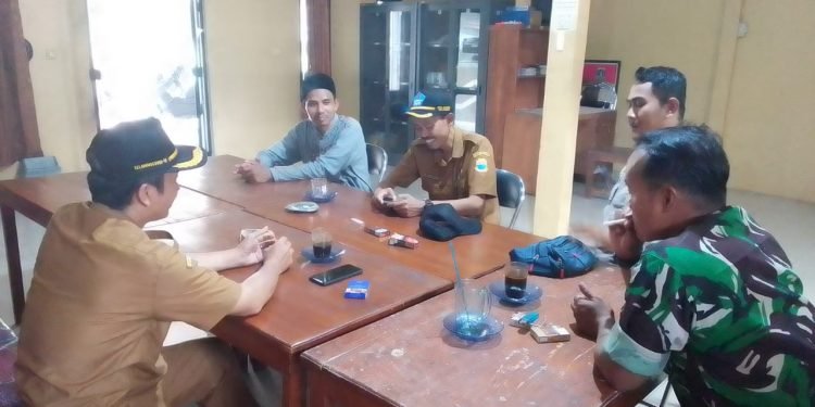 Sinergis 3 pilar, Bhabinkamtibmas Polsek Cikulur Polres Lebak bersama Babinsa melaksanakan sambang silaturahmi dengan Perangkat Desa