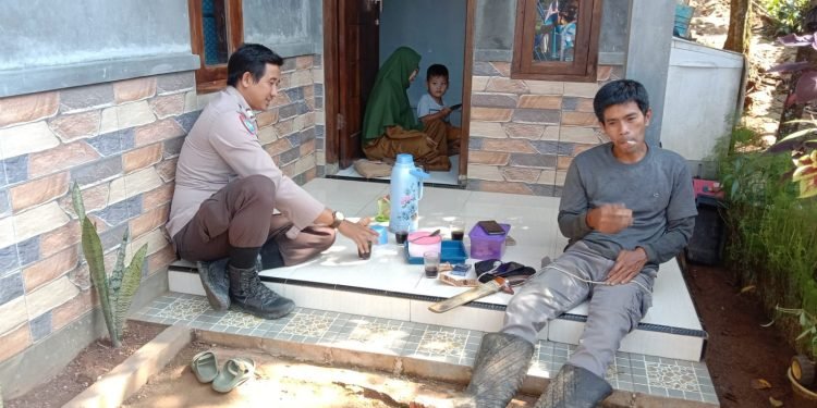 Bhabinkamtibmas Polsek Gunungkencana Polres Lebak Laksanakan Giat Program Quick Wins Presisi Polri