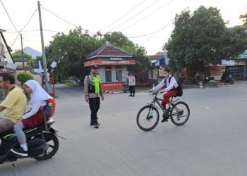 Cegah kecelakaan & kemacetan Lalulintas, personil Polsek Cibeber  Polres Cilegon Polda Banten berikan Pelayanan  Pengaturan Pagi dan Sore hari