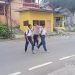 Peduli Keselamatan Personel polsek Bayah Polres Lebak Bantu Sebrangkan Anak Sekolah