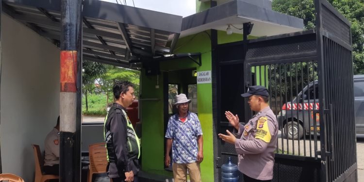 Jalin kemitraan dengan petugas keamanan lingkungan