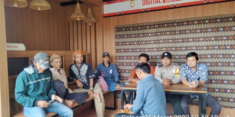 Giat Bhabinkamtibmas desa Citorek Tengah Polsek Cibeber Polres Lebak Lakukan Sambang ke tokoh Masyarakat ,Adat dan bersama Pemerintah desa Citorek Tengah Menindaklanjuti Program Quick Wins Presisi Kapolri