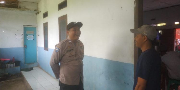 Bhabinkamtibmas Polsek Bojongmanik Polres Lebak Sambangi warga di desa Binaan