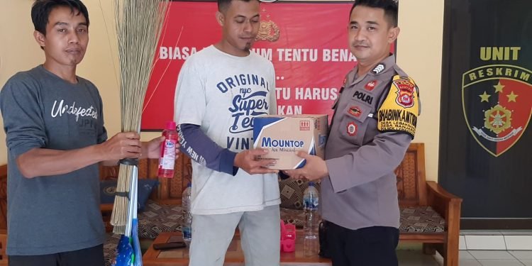 Jelang Bulan Ramadhan Polsek Lebakgedong Polres Lebak Bakti Sosial Menyerahkan Alat Kebersihan Ke DKM Mushola Ciladaeun