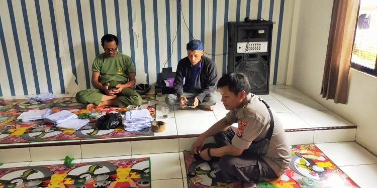 Bhabinkamtibmas Polsek Sobang Polres Lebak Sambangi Kantor Desa di Desa Binaan