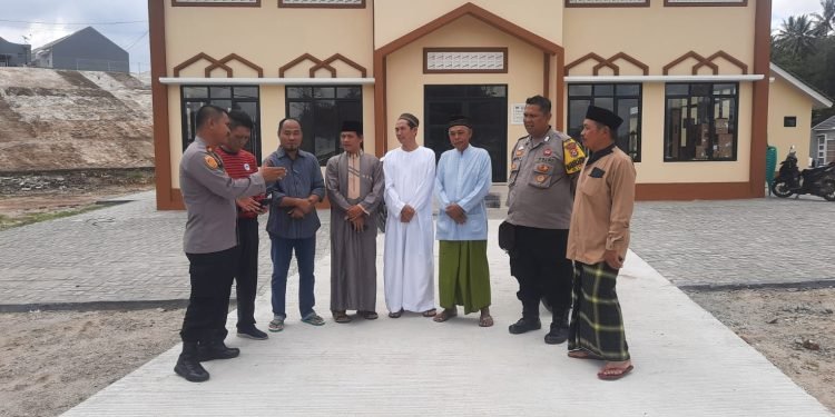 Sambangi Tokoh agama dan Umaro,upaya Personel Babinkmtibmas dalam melakukan pendekatan