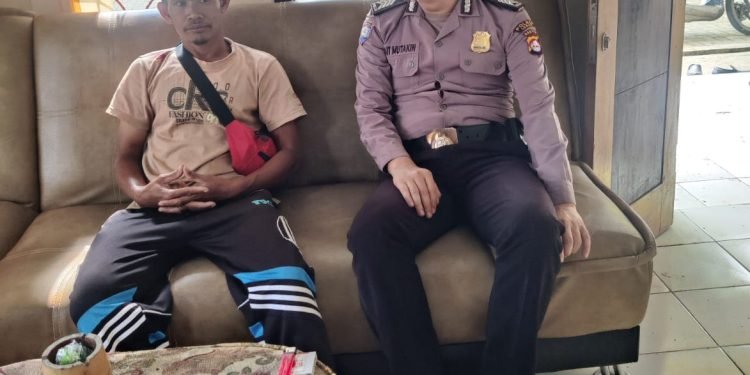 Bhabinkamtibmas Polsek Cirinten Polres Lebak Laksanakan Giat Patroli Dan Sambang