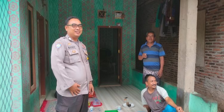 Patroli Dialogis,Bhabinkamtibmas Polsek Puloampel Polres Cilegon Polda Banten Sisipkan Pesan-Pesan Kamtibmas