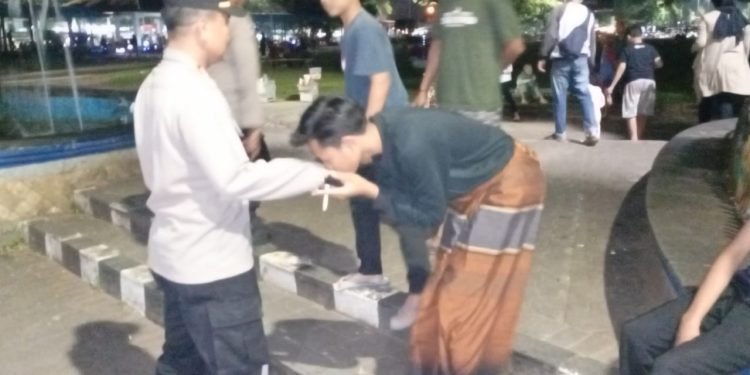 Berikan Rasa Aman Kapolsek Rangkasbitung Polres Lebak Giat Patroli Dialogis di sekitar Alun-Alun Rangkasbitung