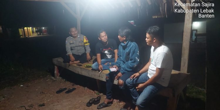 Guna Terjalin Hubungan Baik dan Cegah Ambang Gangguan Kamtibmas Polsek Sajira melaksanakan Sambang Pos Ronda