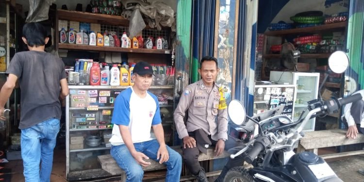 Ingatkan Warga Masyarakat Desa Binaan, Personel Bhabinkamtibmas Polsek Mancak Polres Cilegon Polda Banten Edukasi Waspada Curanmor