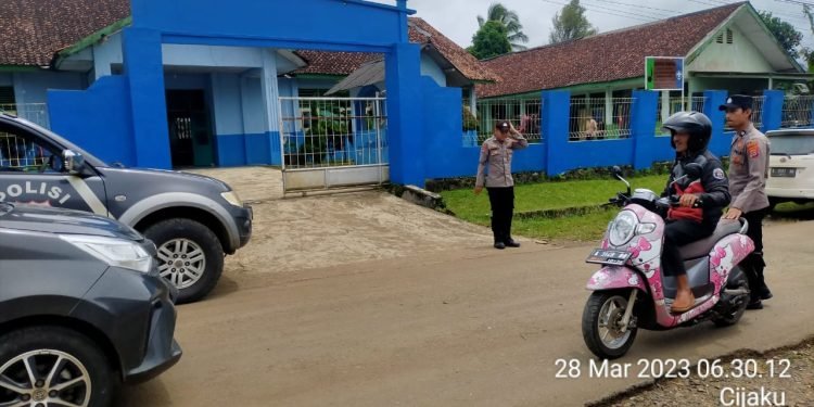 Berikan Rasa Aman, Personil Polsek Cijaku Polres Lebak Laksanakan Strong Point