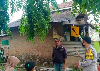 Mengajak dan menjaga masyarakat, Bhabinkamtibmas Polsek Puloampel Polres Cilegon Polda Banten dengan Warga secara Dor to Dor guna Polri dekat dengan Warganya