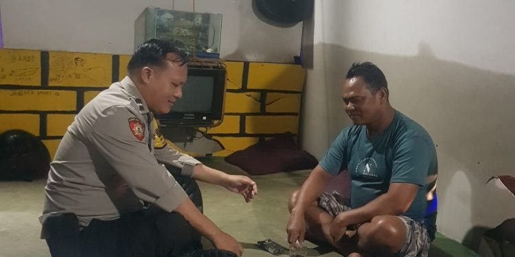 Sambang Desa,Bhabinkamtibmas Polsek Puloampel Polres Cilegon Polda Banten Sisipkan Pesan-Pesan Kamtibmas