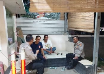 Jalin kemitraan dengan petugas keamanan lingkungan