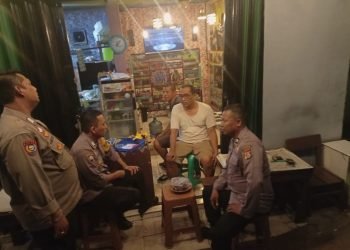 Babinkmtibmas bersama anggota piket laksanakan Anjang sana kepada tokoh masyarakat