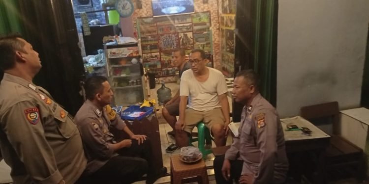 Babinkmtibmas bersama anggota piket laksanakan Anjang sana kepada tokoh masyarakat