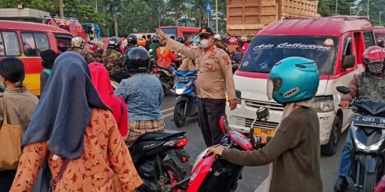 Strong Point Pagi, Personel Subsektor Kibin Polsek Cikande Lakukan Gatur di depan PT. Nikomas Gemilang