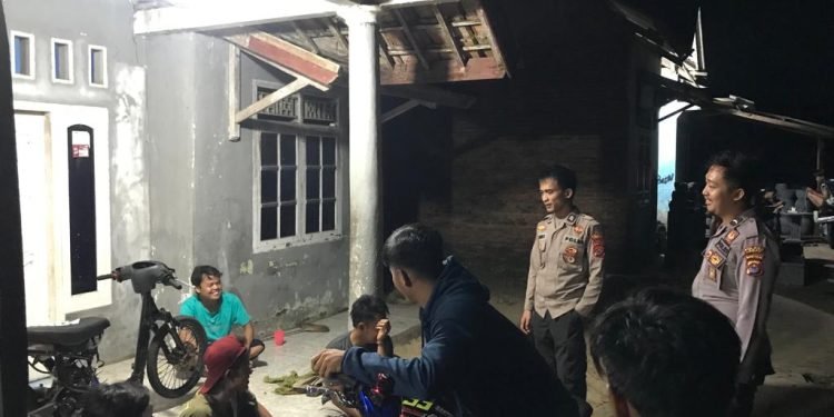 Patroli Dialogis Malam Polsek Wanasalam Polres Lebak Himbau Pemuda Tidak Perang Sarung Dan Balap Liar