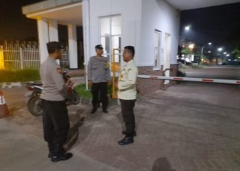 BERIKAN RASA AMAN, POLSEK CIBEBER SAMBANGI PETUGAS JAGA MALAM PERUMAHAN CILEGON PARK