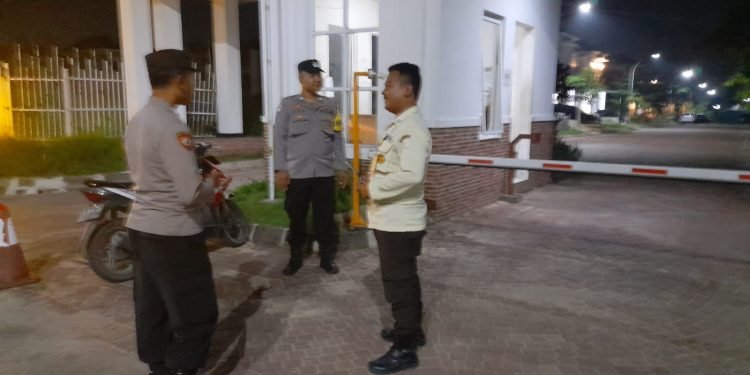 BERIKAN RASA AMAN, POLSEK CIBEBER SAMBANGI PETUGAS JAGA MALAM PERUMAHAN CILEGON PARK