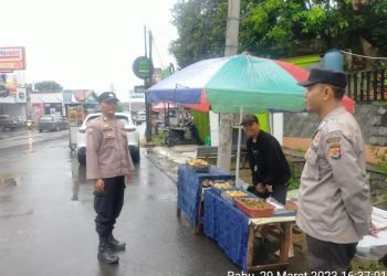 Anggota Polsek Rangkasbitung Polres Lebak Monitoring Tempat Jajanan Buka Puasa di Sepanjang Jalan Multatuli Sekaligus Giat Strong Point