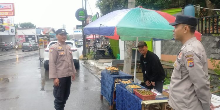 Anggota Polsek Rangkasbitung Polres Lebak Monitoring Tempat Jajanan Buka Puasa di Sepanjang Jalan Multatuli Sekaligus Giat Strong Point