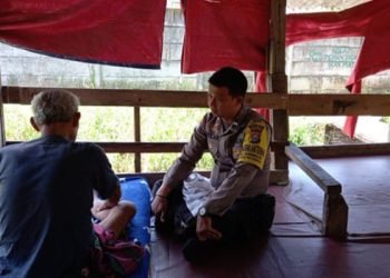 Kunjungi Warganya,Bhabinkamtibmas Polsek Ciwandan Polres Cilegon Polda Banten Ngobrol Santai Dengan Warga