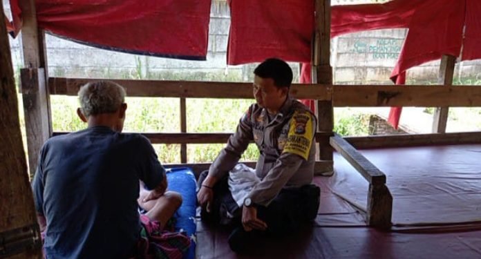 Kunjungi Warganya,Bhabinkamtibmas Polsek Ciwandan Polres Cilegon Polda Banten Ngobrol Santai Dengan Warga