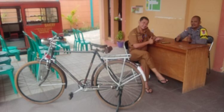 Bhabinkamtibmas Polsek Ciwandan Polres Cilegon Polda Banten Bersinergi Dengan Staff Kelurahan