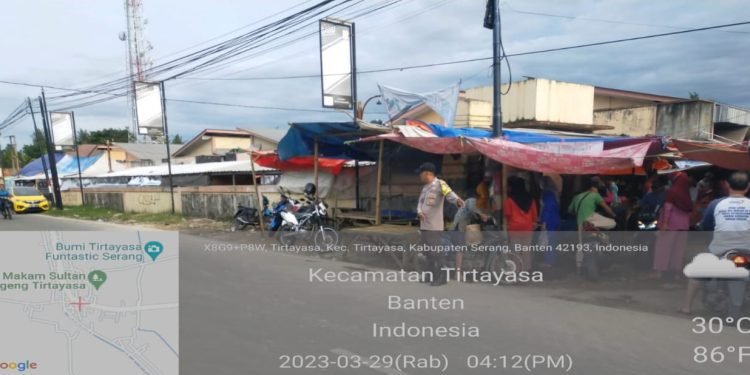 Anggota Polsek Tirtayasa Polres Serang Giat melaksanakan strong point’ sore hari,jelang buka puasa